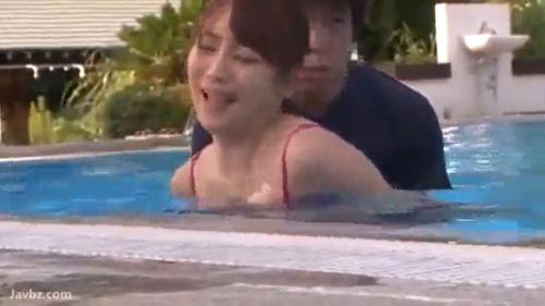 「あぁぁ.....ん」S級巨乳美女が公共プールで犯される。睨みつけても感度ビンビンで強制中出し