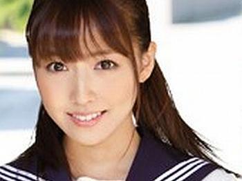【制服】「かわいいでしょっ！」天使のような美女の制服を脱がせると、恥じらいながらキスをする