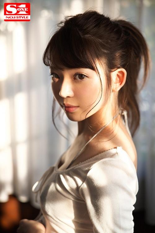 【最高級新人】アイドル顔負けの超絶美少女のデビュー作！小ぶりな美乳の紅い乳首を弄ると感度抜群で身体をヨガって感じる...