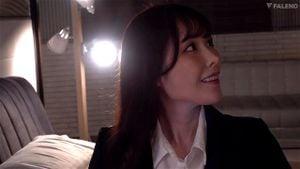 美人過ぎて浮きまくりのOLはセックス中毒の痴女... 上司を誘ってマ●　コ開いて絶頂！