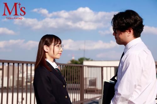 【優等生】成績優秀で目立つタイプではないけど、どこか魅力的な女のコ　おじさん教師を誘って理性を失くして獣ＳＥＸ！