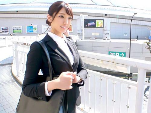 スレンダーなモデル美女は超淫乱！「おマンコに欲しいです...」愛液でびしょびしょのアソコに肉棒突っ込んで性処理に従事させるw