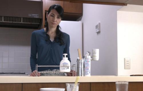 【母子近親相姦】オナニーにふけるお母さんを覗き見た息子！親子の一線を・・・鶴川牧子