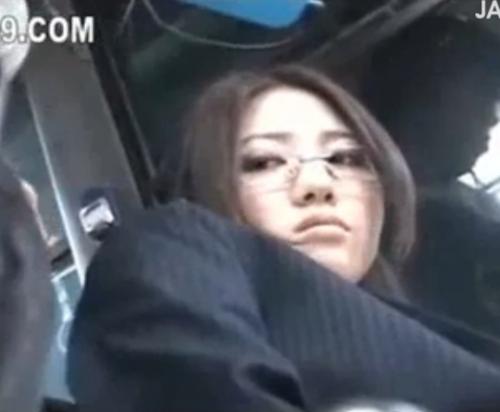 《OLバス痴漢》「や、やめてください…」電マで刺激され、濡れたワレメに中年チンポがぶち込まれる