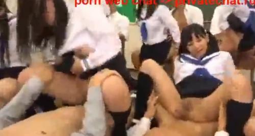 教室で先生も参加した大乱SEX大会