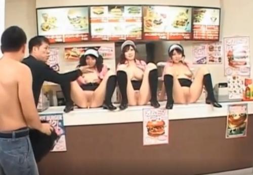 時間を止めてファーストフードの女性店員を強姦し放題、孕ませ放題ｗ