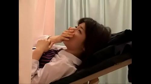 産婦人科でマンコをいじられる女子校生。必死に声を我慢