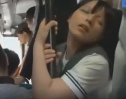 上原亜衣《女子校生・バス痴漢》感じてしまい潮吹きイキ。バイブ挿入され遠隔操作で放置。