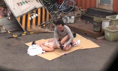 JS少女の割れ目に肉棒入れる男。野外レイプ