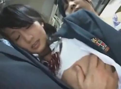 （希内あんな）オジサンと身体が触れあってしまったJK。拒否できずに犯される。