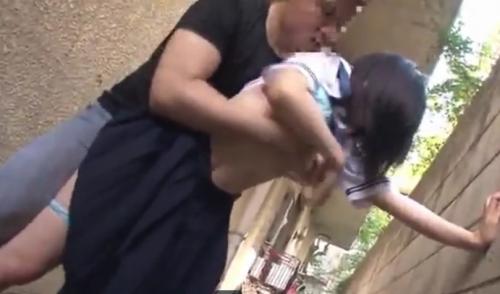 《未成年少女・凌辱》ウブで大人しそうなJKを人目の付かない場所に連れ込み、チンポをぶち込み強姦する鬼畜男