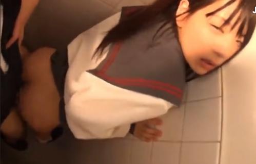 あべみかこ《中学生拘束淫行》トイレに軟禁JC。おじさん先生に電マでイカされ、デカチン生挿入中出し
