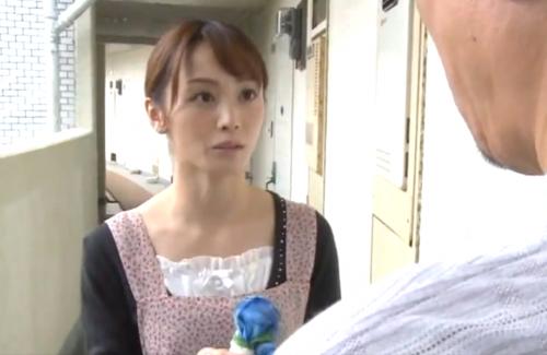 【人妻】レイプされたショックで寝たきりになっている被害者の妻!その夫の元に罪滅ぼしのために食事を届ける加害者の妻だったが・・
