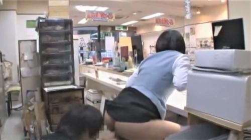 眼鏡店の店員が仕事中にバレないように外から見えないところで手マンされ声押し殺してイキまくり!