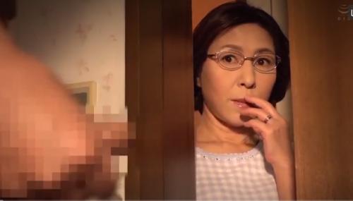 【中山穂香】夫を亡くして欲求不満の熟女母!娘婿のセンズリを見て興奮しナマハメ中出しセックス!