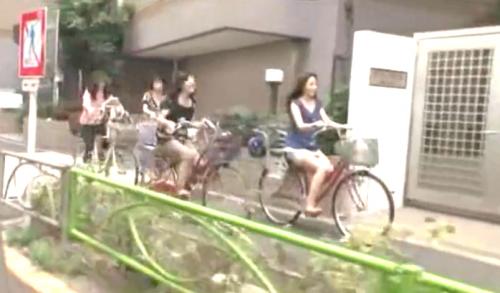 【人妻レイプ】ママチャリで走っている美人な人妻を尾行!ファミリーレストランでママ友との飲食後を襲いレイプ!
