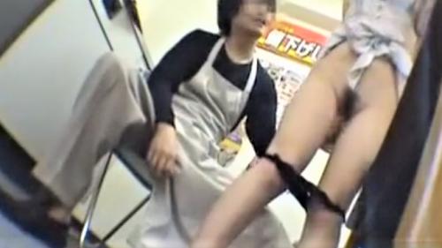 【レイプ】「ここ濡れていない?」スーパーで万引きしたお姉さん!見つけた変態店長がパンティを脱がし手マンで責める!