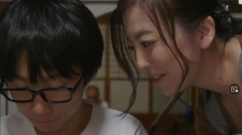 【人妻】真面目な童貞クンを誘惑するエロ熟女! パンツ脱がして全裸で上に乗り挿入しちゃったwww