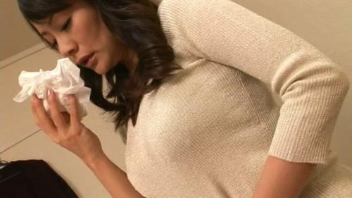【熟女】息子がヘンズリしたティシュを嗅ぎ親しみのある精液の匂いで発情!激しいオナニーでイキまくりの熟女母!