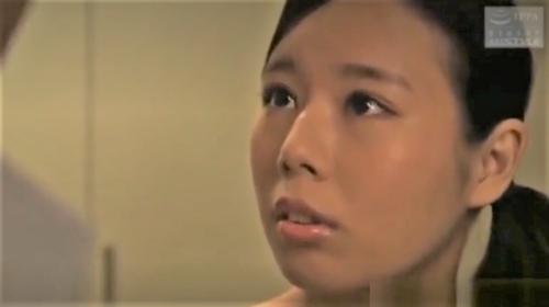 【人妻レイプ】家に泊まりに来た夫の弟のイヤらしい目つきに警戒した人妻だったが結局中出しレイプされる!