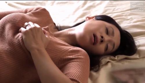 【人妻NTR】亭主にかまってもらえない欲求不満からオナニーする美人妻!偶然それを見た近所の男に堕とされる!