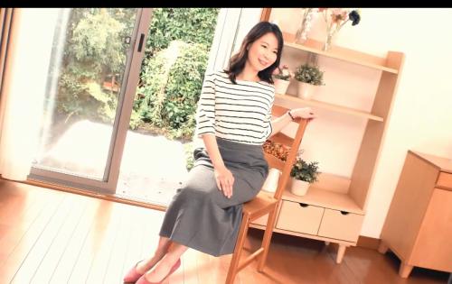 女は子宮で考える夫に内緒でAVデビューした40過ぎの熟女がAV男優のテクニックに身を忘れいつしか潮吹きながらよがり中出しされてしまった