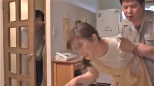 【人妻NTR】弟が妻をレイプしている場面を覗き見して興奮している寝取られ性癖の兄貴!
