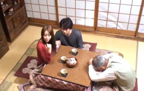 団地の寄り合いで人妻をコタツの中でイタズラしていたら発情して裸になり中出しセックス!