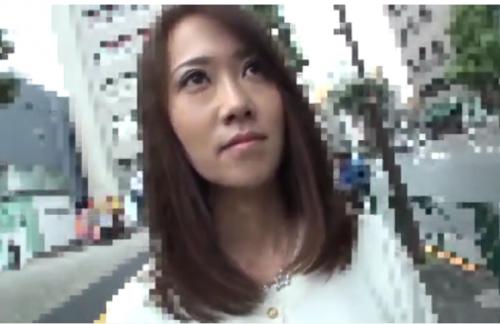 【人妻NTR】夫以外とは浮気はしたことがない美人人妻と不倫旅行!野外の露天風呂で手マンで発情しバックから突き上げ中出しセックス!