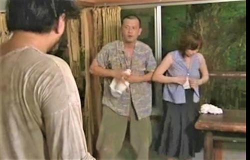 【ヘンリー塚本】空き家で浮気相手とセックスしていたら棲みついているホームレスに怒られ慌てて服を着て遁走!