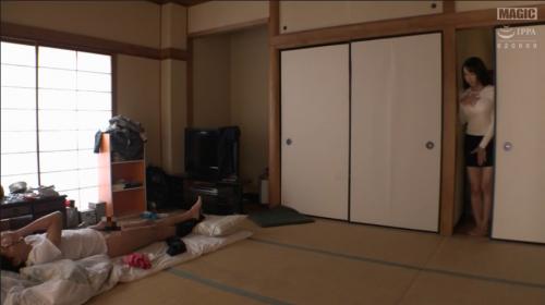 【人妻】旦那がかまってくれなくて欲求不満の美人妻!自分のパンティ盗んだ変態のセンズリ現場に遭遇しちんぽ見て発情しSEX!