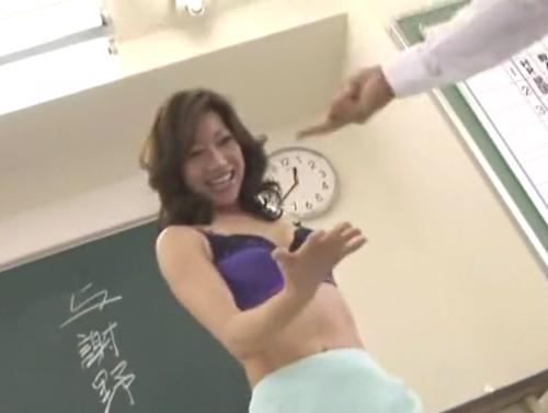 【熟女】美熟女教師がエロい授業!野球拳の勝負で負けて全裸になりオナニーの後生徒らと乱交セックス!