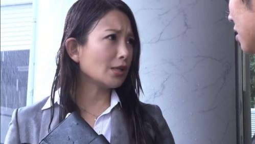 【一色桃子】部下と仕事中に雨に濡れてしまう熟女! 服を乾かすためにホテルに入ったがムラムラして部下とSEXしちゃったwww