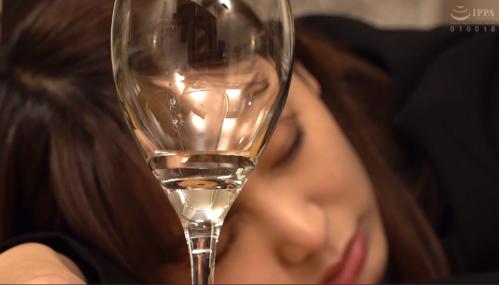【人妻NTR】酒を飲み酔いつぶれた部下の美人OLをレイプする社長!バックから肉棒挿入し中出しセックス!