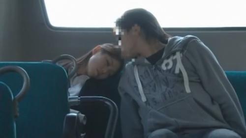 バスの中で眠たいのでうとうとしている女性を痴漢した男が バス下車後に激しくレイプする!