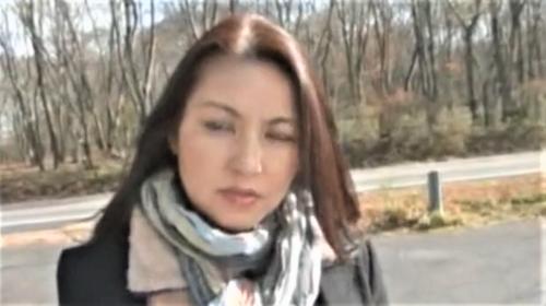 【熟女レイプ】車で獲物を探す強姦魔!ヒッチハイクの母親と息子を見つけうまく母親だけ車に乗せて輪姦する男達!