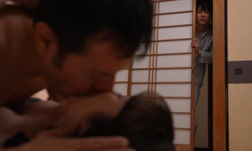熟女母と父との種付けセックスを覗き見し嫉妬の息子!母に迫りベロチュー＆乳揉みから・・・。