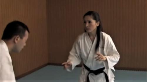 【ながえスタイル】痴漢からの護身という場面設定で空手の美人師範が痴漢役の生徒と対戦。簡単に美人師範が勝つと思われたが・・