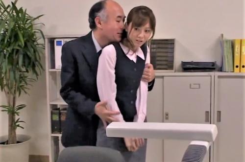 【人妻NTR】鬼畜上司が仕事上のミスを叱責し落ち込む美人の人妻社員を犯し中出しセックス!麻美ゆま