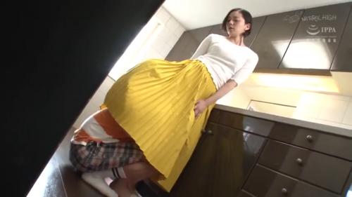 【人妻】美人妻の家に夫の兄とエロ息子が来た。誰にも分からないように息子が妻のスカートの中に潜り込み痴漢行為を始める。