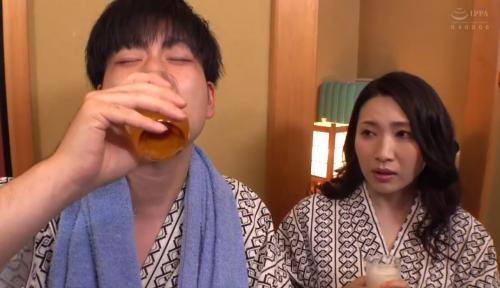 　【人妻NTR】赤ちゃんを授かるための旅行なのに夫が男らに酔い潰れさせられ妻が汚いちんぽ何本も中出し!