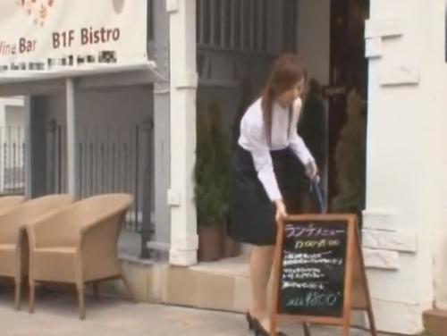 喫茶店の美人なお姉さんが仕事中に男に襲われレイプ!店の死角で激しい着衣セックス!