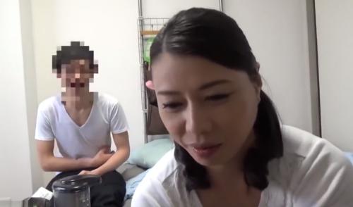 家政婦サービスで来た美熟女が若い男と浮気セックス!手マンで発情し激しくハメる!