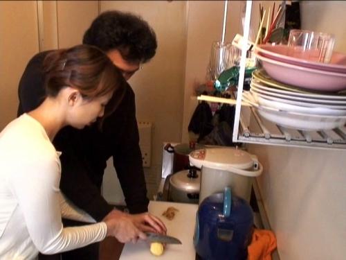 【人妻】家政婦さんにムラムラしてチンポを擦りつけたら感じたのか頬を赤らめまさかの中出しセックス!