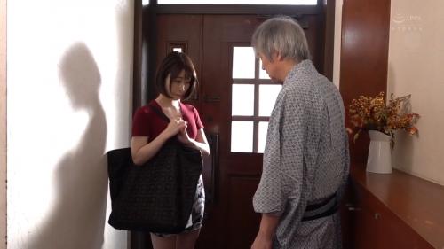 【人妻NTR】夫に満足できず白髪老人の絶倫ちんぽをハメまくる巨乳の不貞妻!中出しセックスで絶頂イキ!