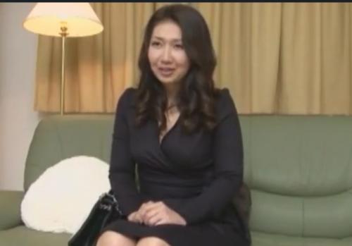 超キレイな巨乳熟女が好奇心から童貞男の筆おろしを!意外にデカチンでマンコ濡れて気持ちよかったので♡マーク!
