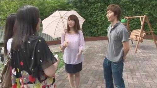 【人妻　NTR】やりもやったり! 人も多い公園で義弟と野外SEX! 生フェラしバックからちんぽ挿入した痴女!