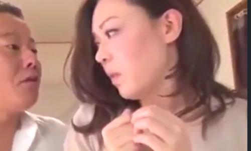 【人妻】息子の暴力事件の謝罪に訪れた母!風俗に勤務したことがバレて無理やりフェラさせられハメられる!