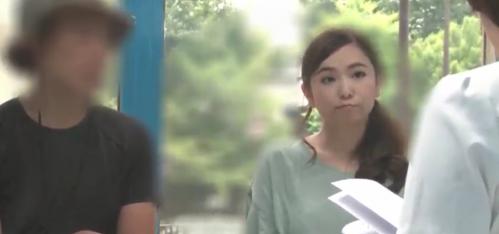 美人熟女妻が妊活で性感マッサージ師の男と生ハメ中出し性交!胸を揉まれただけで大量に潮吹き挿入のあまりの気持ちよさに全身をピクピクと痙攣させた