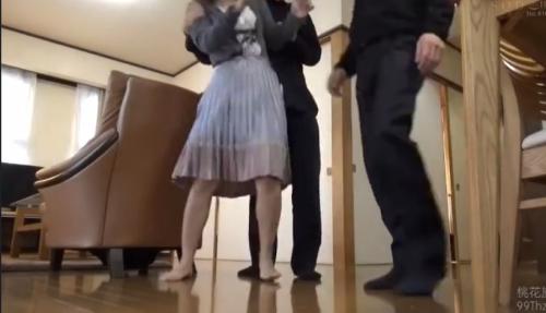【紗倉まな】海外出張の夫のためにオナニーのビデオレターを撮影中に黒覆面の2人が侵入!襲われアナルを舐められおまんこに指を突っ込まれる!